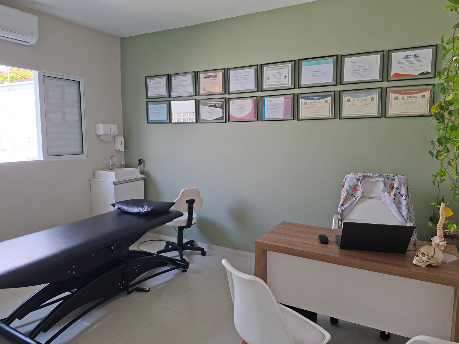 Sala de atendimento com certificados profissionais ao fundo
